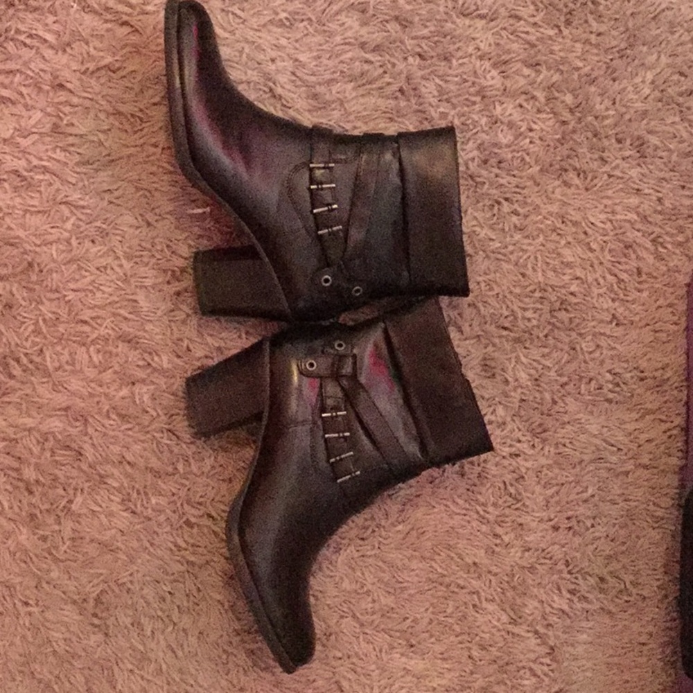 Black heels with a zipper